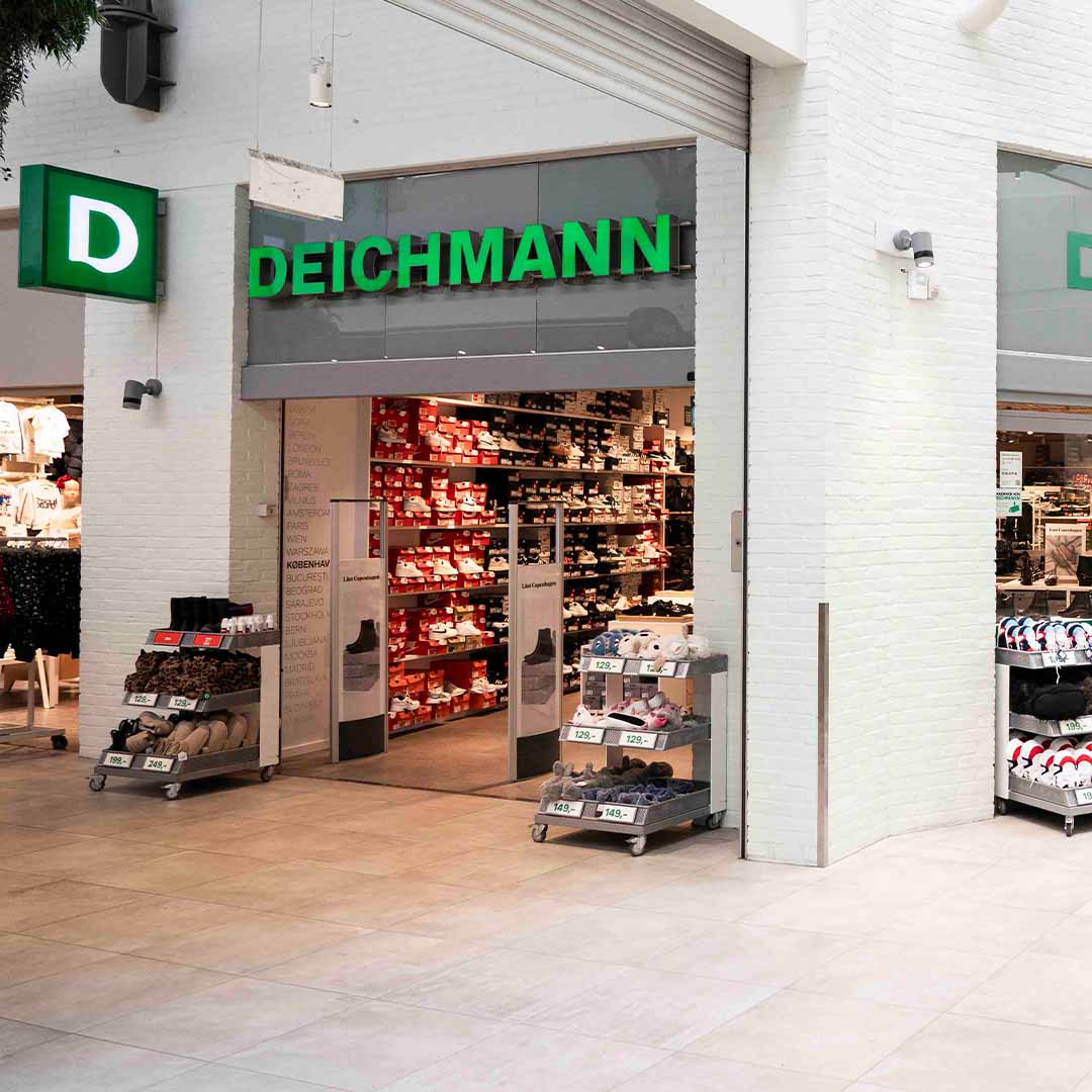 Medarbejder fra Deichmann I Nørrebro Bycenter, sætter sko på plads. 